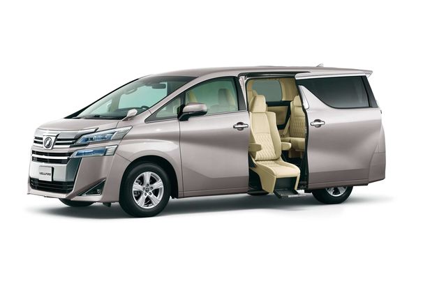 X“サイドリフトアップチルトシート装着車”(4WD)