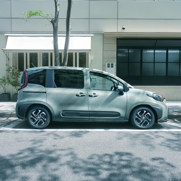 Z（ハイブリッド・2WD・7人乗り）