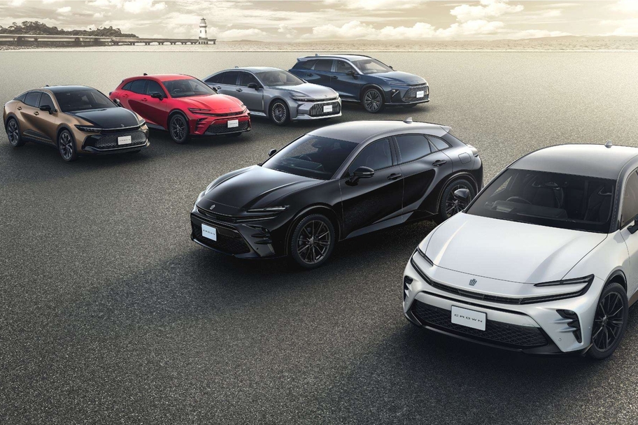 （前列右）：特別仕様車 SPORT RS “THE 70th” （ベース車両はSPORT RS）