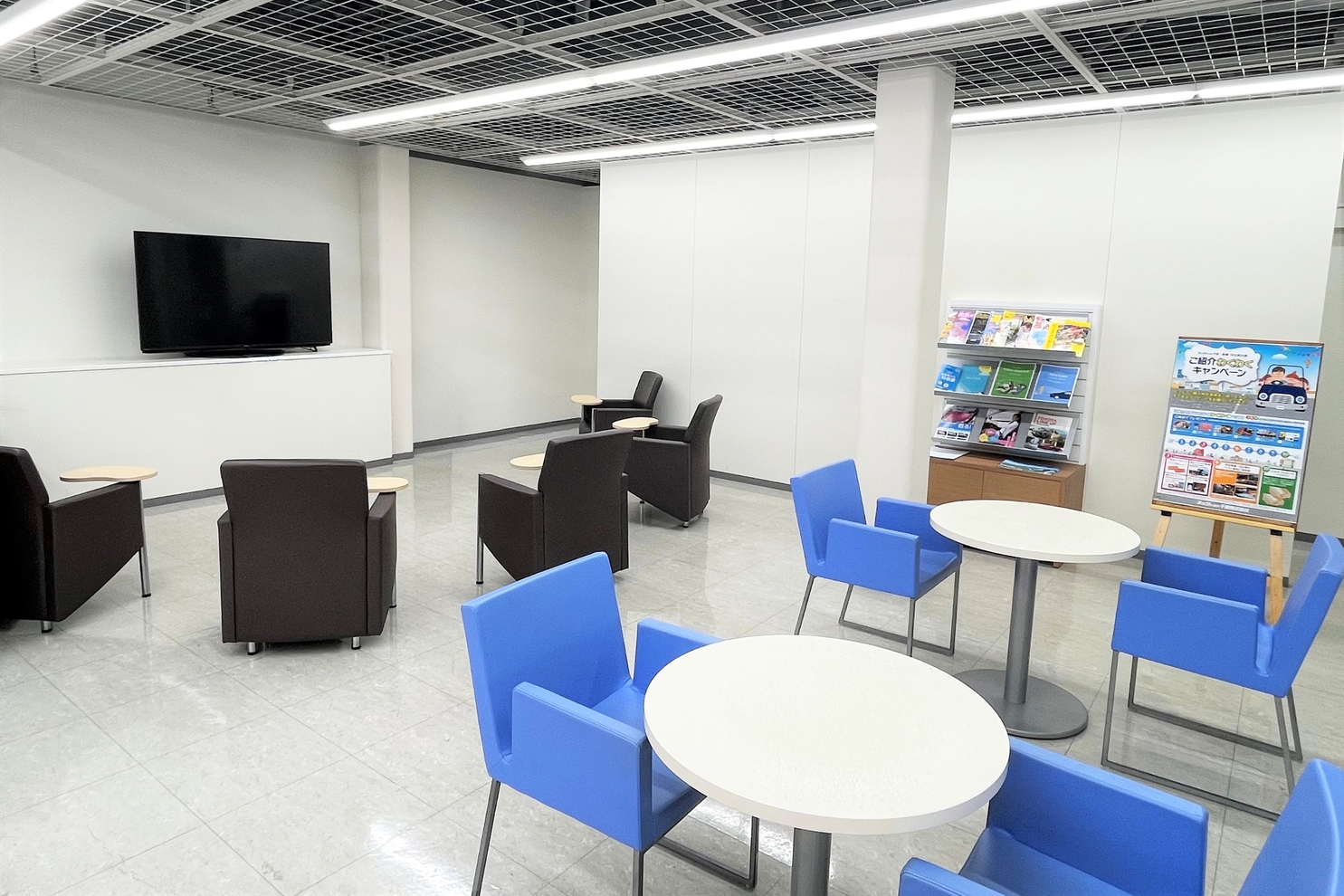 市川大野,待合コーナー,店内,ショールーム,toyota,トヨタ,ディーラー,店舗,車,クルマ,netz,千葉,ネッツ千葉