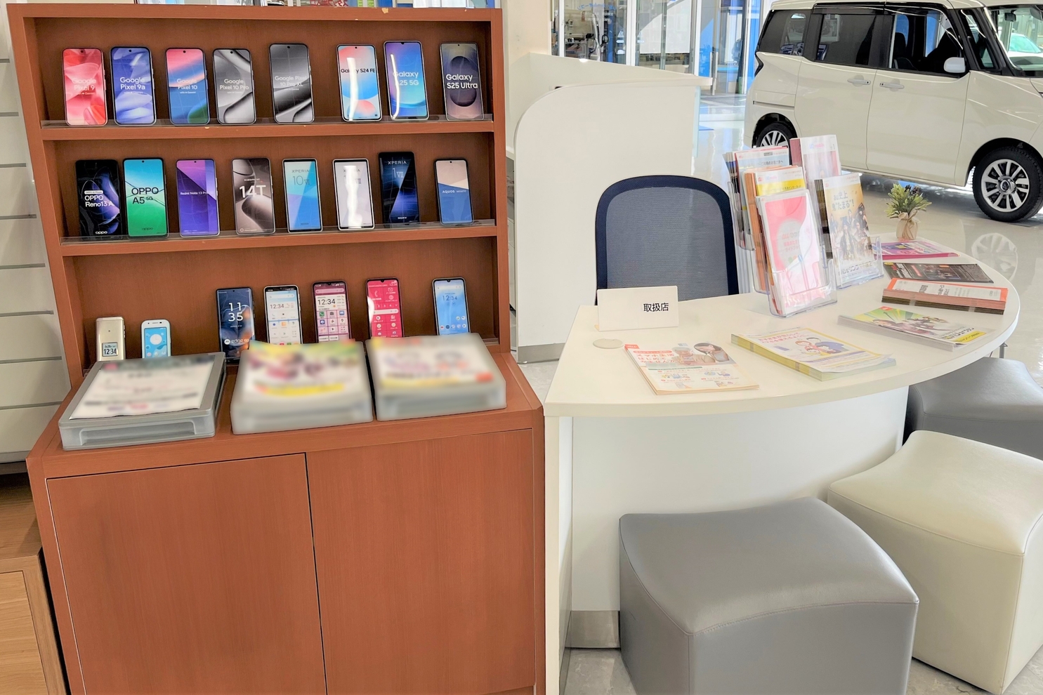 市川大野,店内,au,ショールーム,toyota,トヨタ,ディーラー,店舗,車,クルマ,netz,千葉,ネッツ千葉